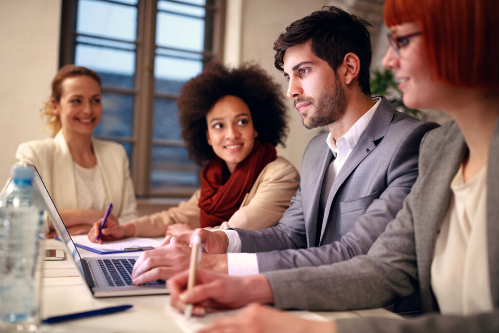 cumplimiento normativo, también conocido como cumplimiento regulatorio o Compliance, se ha convertido en una parte fundamental de la gestión empresarial.